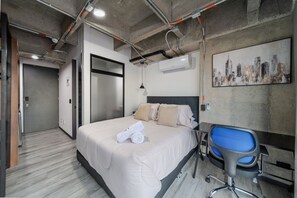1 dormitorio, tabla de planchar con plancha, ropa de cama