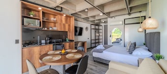 |Ahead| Sensational Loft with Parking and Balcony