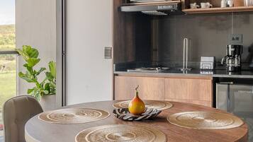 Geladeira, micro-ondas, cafeteira/chaleira