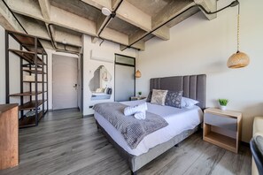 1 habitación, tabla de planchar con plancha y ropa de cama 