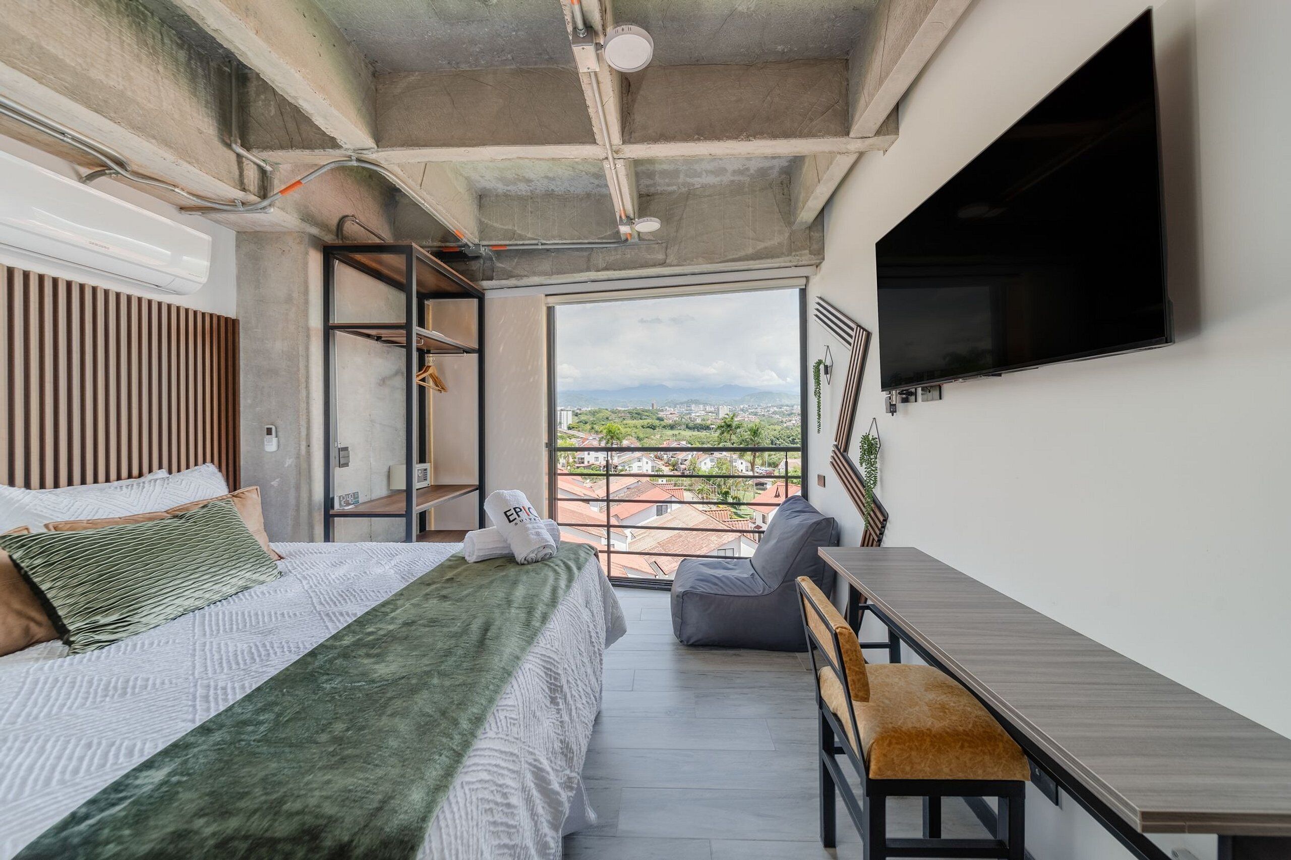 1 sovrum, strykjärn/strykbräda och sängkläder