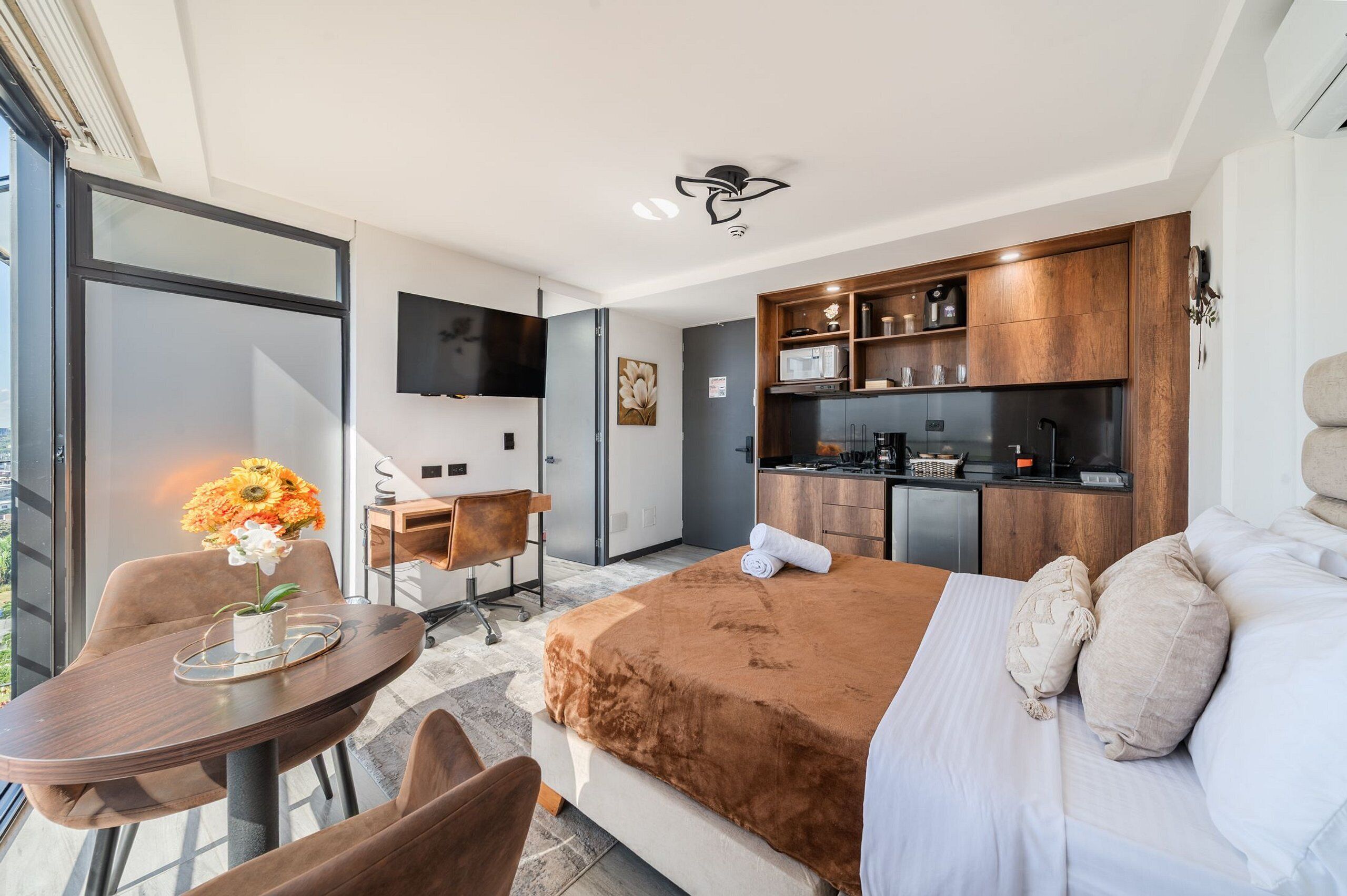 1 habitación, tabla de planchar con plancha, wifi y ropa de cama 