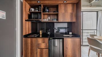 Réfrigérateur, micro-ondes, cafetiÚre/bouilloire