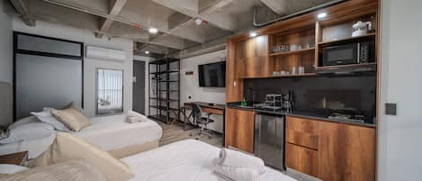 1 dormitorio, tabla de planchar con plancha, ropa de cama