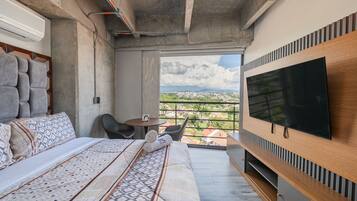 1 sovrum, strykjärn/strykbräda och sängkläder