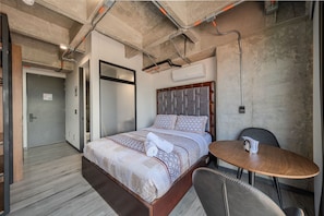 1 habitación, tabla de planchar con plancha y ropa de cama