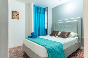 2 dormitorios, tabla de planchar con plancha, ropa de cama