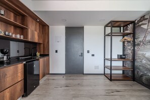 Kühlschrank, Mikrowelle, Ofen, Wasserkocher mit Kaffee-/Teezubehör
