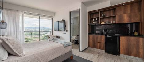 1 habitación, tabla de planchar con plancha y ropa de cama