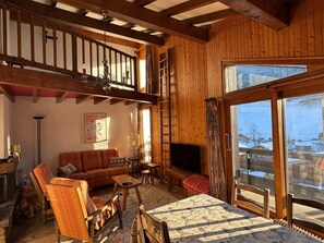 Televisión y chimenea 