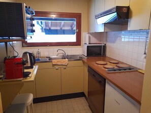 Kylskåp, mikrovågsugn, ugn och diskmaskin