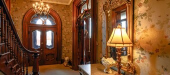 Garden Bedroom at Historic Bossler Mansion. Walking distance to Downtown Dayton.