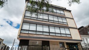 A multi-story building with large windows and a sign reading "ATARDECER 57". - Nice Loft @Chapinero close to Movistar Arena (Bogotá)