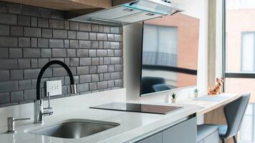 Refrigerador, microondas, cafetera y tetera y utensilios de cocina