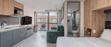 1 habitación, tabla de planchar con plancha y ropa de cama