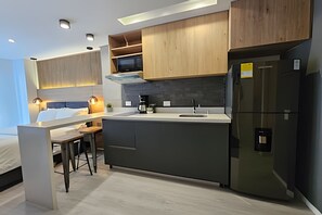 冰箱、微波炉、茶具/咖啡用具、厨具/餐具
