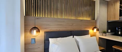 1 habitación, tabla de planchar con plancha y ropa de cama