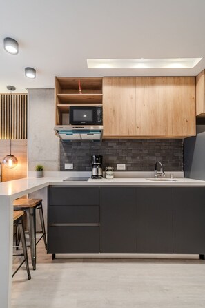 Réfrigérateur, micro-ondes, cafetière/bouilloire