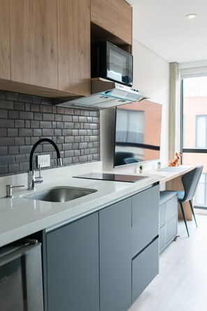 Fridge, microwave, coffee/tea maker, cookware/dishes/utensils - Modern Loft @Chapinero close to Movistar Arena (Bogotá)