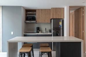 Réfrigérateur, micro-ondes, cafetière/bouilloire