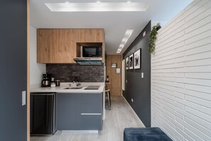 Fridge, microwave, coffee/tea maker, cookware/dishes/utensils - Comodo 1BR @Chapinero search at Movistar Arena (Bogotá)