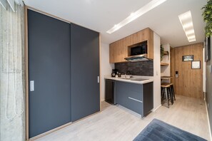 Køleskab, mikrobølgeovn, kaffe-/temaskine