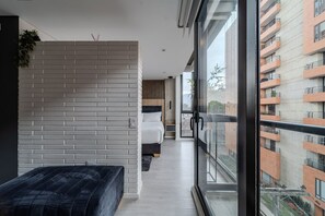 1 quarto, ferros/tábuas de passar roupa, roupa de cama