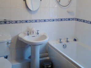 SĂšche-cheveux, serviettes fournies, savon, papier toilette