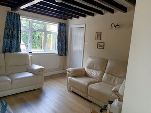 Smart-TV, DVD-Player, Bücher, Stereoanlage