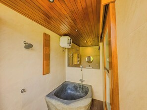 Haartrockner, Handtücher, Seife, Toilettenpapier