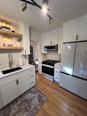 Micro-ondes, four, plaque de cuisson, lave-vaisselle