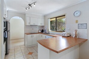 Fridge, microwave, oven, stovetop - BOOK FOR CHRISTMAS Family & Pet friendly Beachside (Minyama)