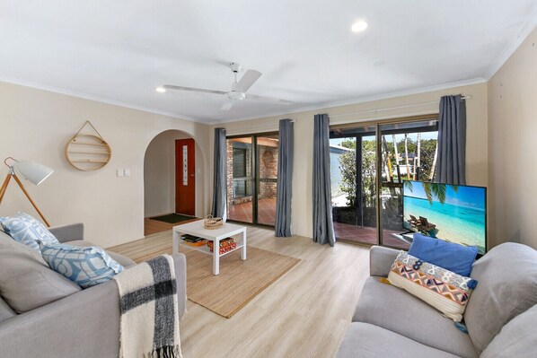 TV, foosball - BOOK FOR CHRISTMAS Family & Pet friendly Beachside (Minyama)