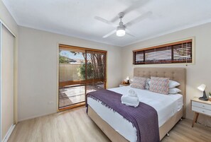 4 Schlafzimmer, Schreibtisch, Bügeleisen/Bügelbrett, Reisekinderbett