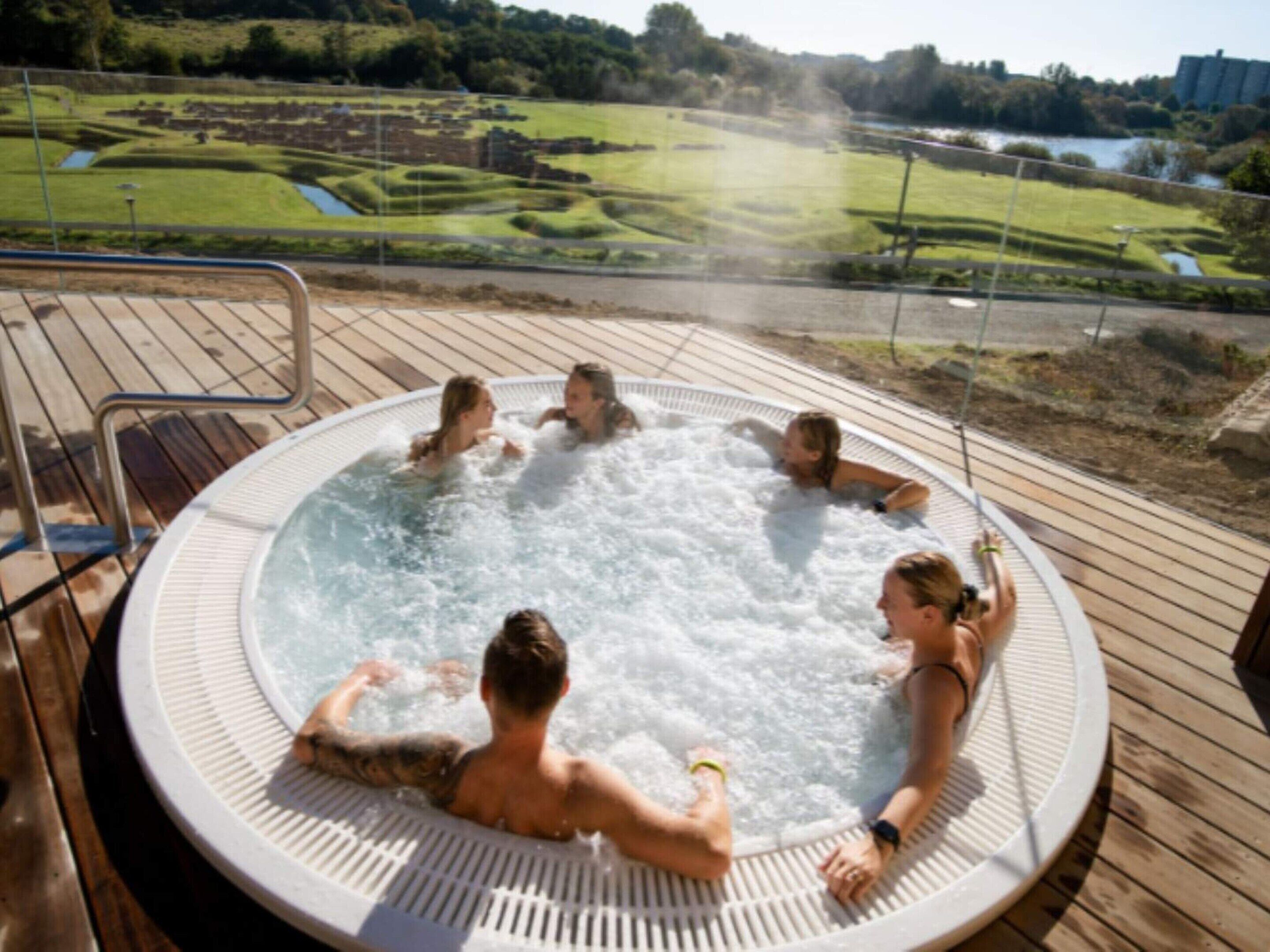 House | Outdoor spa tub