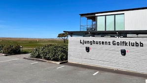 Un edifici modern amb una placa que diu "Ljunghusens Golfklubb".