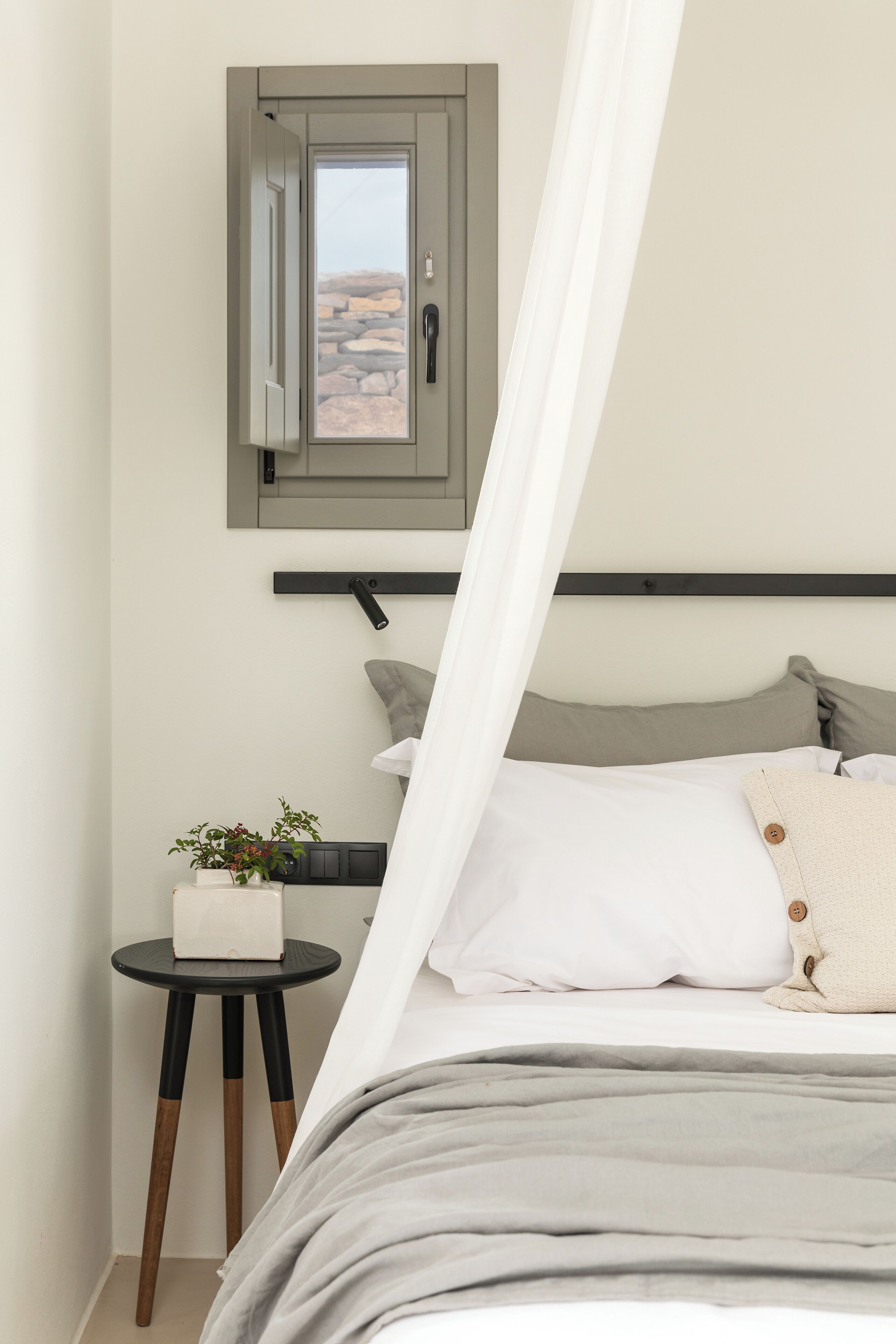 خزنة داخل الغرفة وتجهيزات عازلة للصوت ومكواة/لوح كي وواي فاي مجانًا