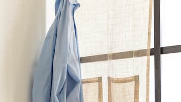 In-room safe, soundproofing, iron/ironing board, free WiFi