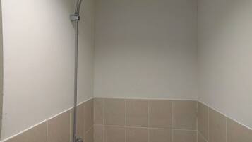 Apartamento familiar, balcón, vistas a la ciudad | Baño | Ducha, jabón, champú y papel higiénico