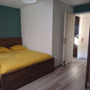 4 bedrooms, iron/ironing board, WiFi, bed sheets