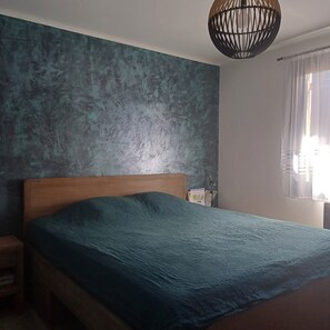 4 bedrooms, iron/ironing board, WiFi, bed sheets