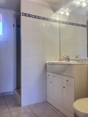 Chuveiro, toalhas de banho