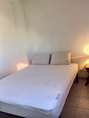 1 bedroom, bed sheets