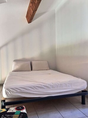 1 bedroom, bed sheets