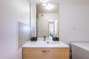 Douche, serviettes fournies