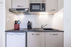 Réfrigérateur, micro-ondes, plaque de cuisson, cafetière/bouilloire