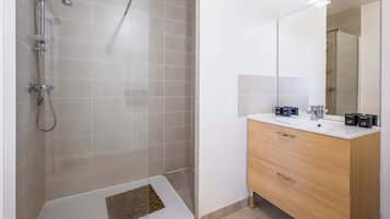 Een douche, handdoeken