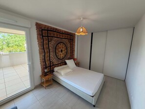 2 bedrooms, iron/ironing board, WiFi, bed sheets