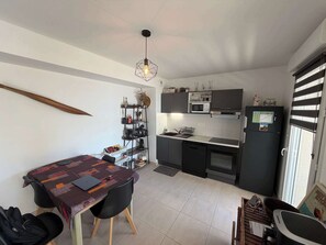 Een koelkast, een magnetron, een oven, een kookplaat