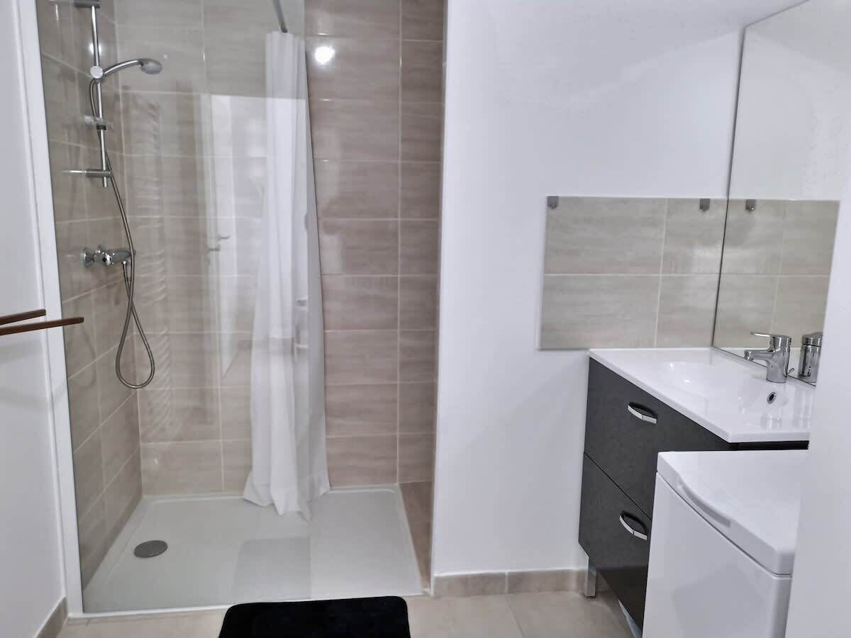 Shower, hair dryer, towels, shampoo